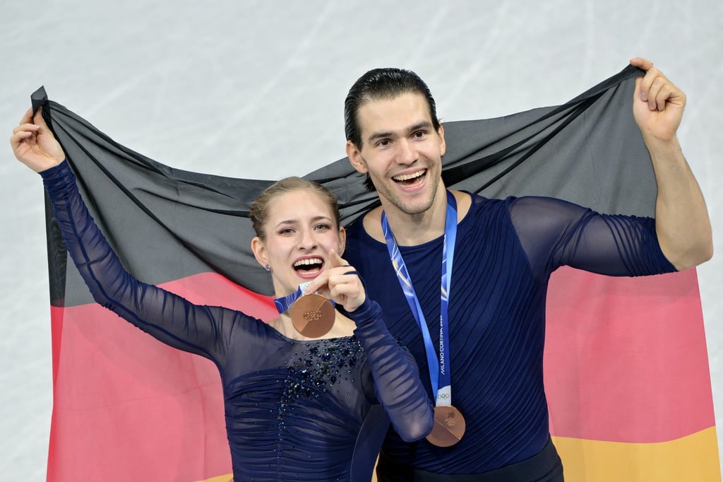 Minerva Hase (l) und Nikita Volodin (r) freuen sich über Olympia-Bronze.