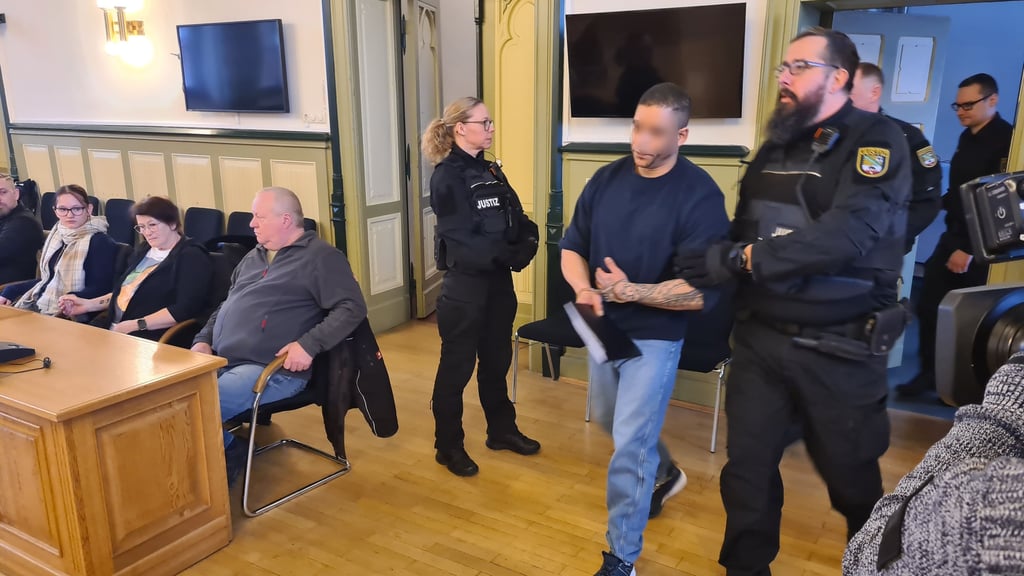 Der Angeklagte im Liebeszellenprozess, Stephan A., wird am letzten Verhandlungstag in den Saal des Stendaler Landgerichts geführt.