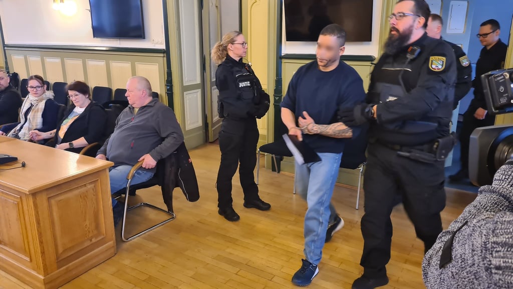 Der Angeklagte im Liebeszellenprozess, Stephan A., wird am letzten Verhandlungstag in den Saal des Stendaler Landgerichts geführt.