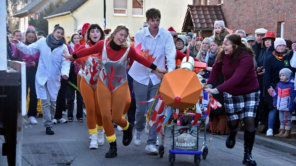Mit voller Energie zünden die Tänzerinnen und der Tänzer Yannick Hintersdorf die Rakete – und reißen das Publikum sofort mit.