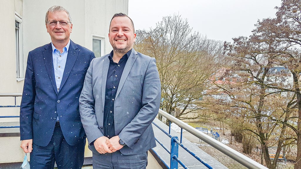 Auf der Terrasse des Krankenhauses Seehausen (Altmark), von links: Jürgen Richter, Geschäftsführer Salus Altmark Holding, und Florian Landsmann, kaufmännischer Direktor. 