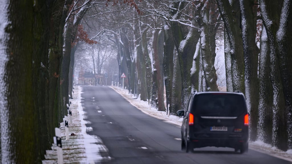Am Dienstag sind noch mehrere Zentimeter Neuschnee möglich. (Symbolbild)
