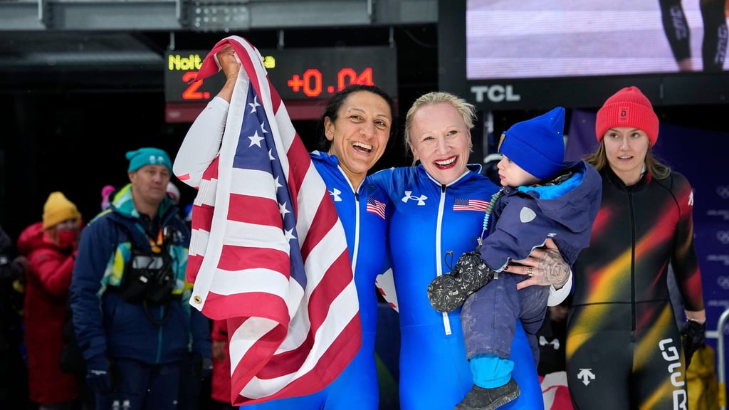 Zwei Mütter, zwei Medaillen: Monobob-Olympiasiegerin Elana Meyers Taylor (l) und die Bronzemedaillengewinnerin Kaillie Armbruster Humphries (2.v.l., mit ihrem Sohn Aulden im Arm) feiern im Ziel.