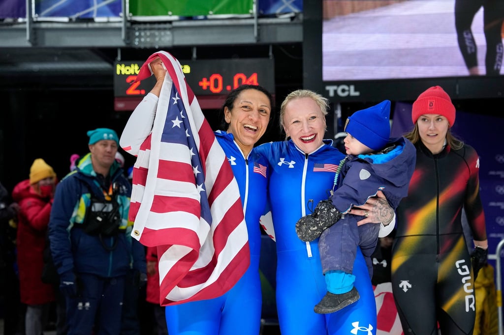 Zwei Mütter, zwei Medaillen: Monobob-Olympiasiegerin Elana Meyers Taylor (l) und die Bronzemedaillengewinnerin Kaillie Armbruster Humphries (2.v.l., mit ihrem Sohn Aulden im Arm) feiern im Ziel.