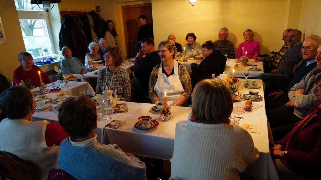 Neben sieben Kannen Kaffee, allerlei Piccolöchen mit Rotkäppchen-Sekt und paar Sauerkirsch-Likörchen konnten in der bestens gelaunten Runde unter anderem Pfannkuchen, Schwedische Apfeltorte, ein ulkiger „Rührkuchen quadratisch“ und Quarktorte genossen werden.