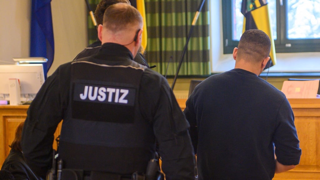 Der 38-Jährige soll seine Ehefrau in der JVA in Burg getötet haben.