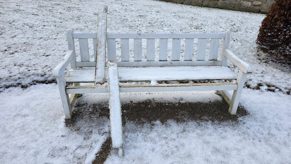 Eine der zerstörten Bänke im Barockgarten von Blankenburg.