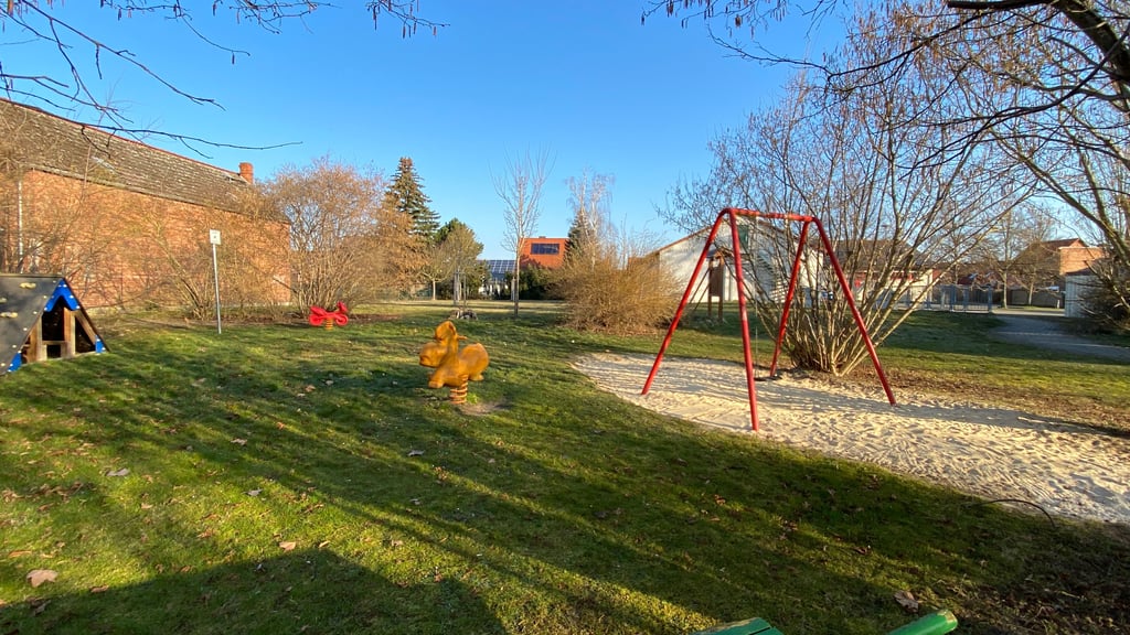 Blick auf den kleinen öffentlichen Spielplatz am Dorfgemeinschaftshaus Emersleben.