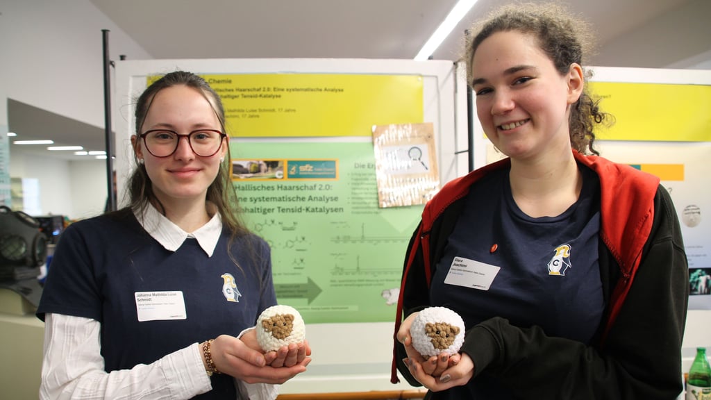 Johanna Mathilda Luise Schmidt und Clara Joachimi (von links) untersuchten aus Schafwolle gewonnene Tenside. Diese Substanzen kommen im Waschmittel zum Einsatz und werden oft aus Erdöl gewonnen. 