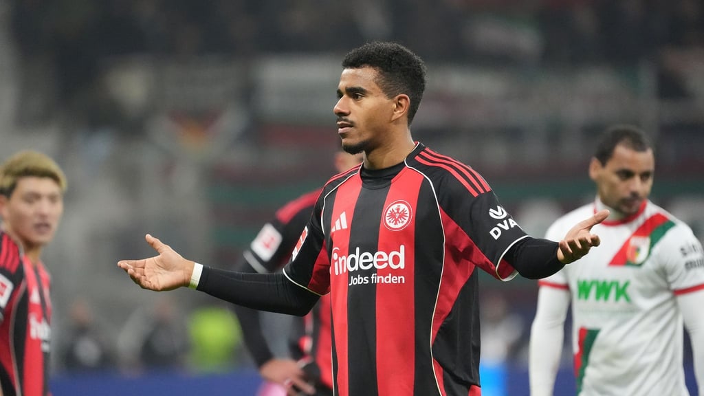 Eintracht-Angreifer Ansgar Knauff musste operiert werden. (Archivbild)