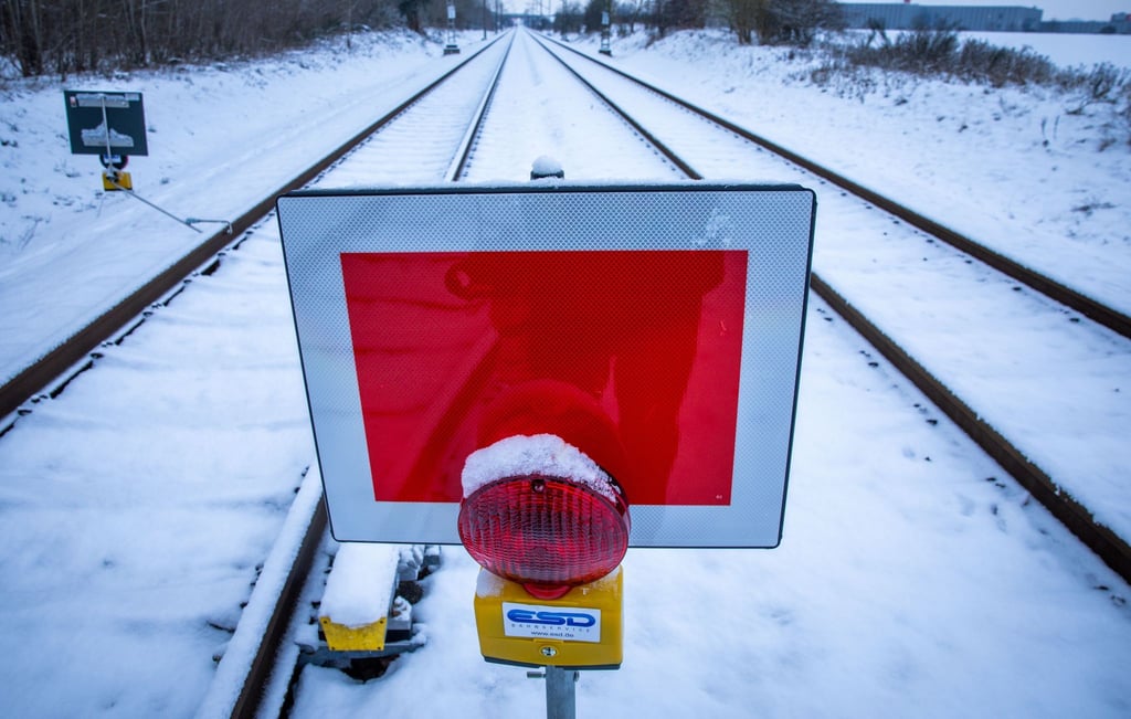 Schwere Zeiten für Bahn-Pendler: Wann die Sanierung der zentralen Bahnstrecke Berlin-Hamburg fertig wird, ist unklar. (Archivbild)