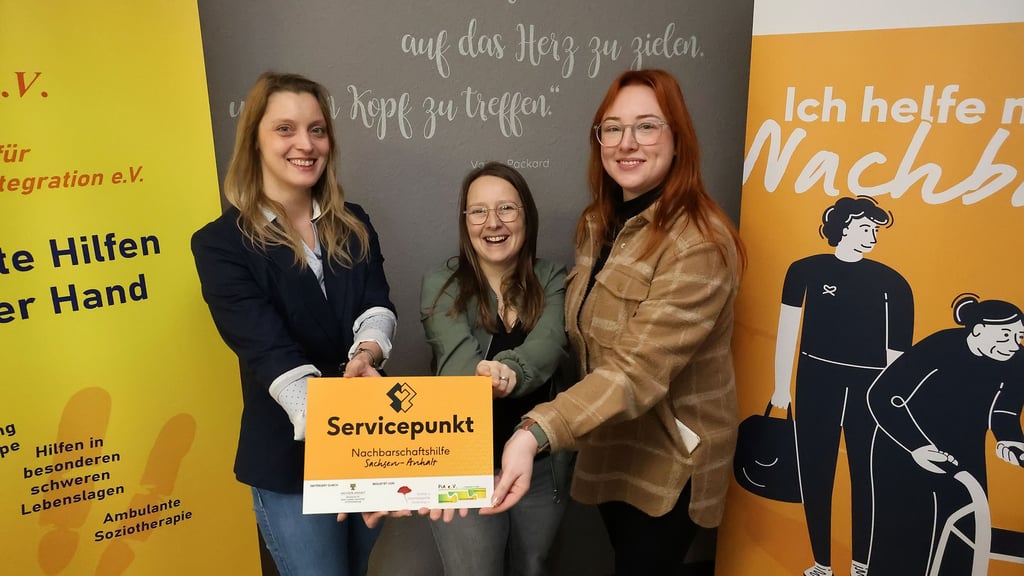 Sina Meier, Stefanie Hamacher und Sarah Poppe (v.l.) mit dem Schild des neuen Servicepunkts für Nachbarschaftshilfe in Sangerhausen.