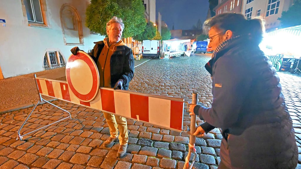 Stunden bevor der Ascherslebener Wochenmarkt öffnet, packt Frank Fischer bereits mit an. 