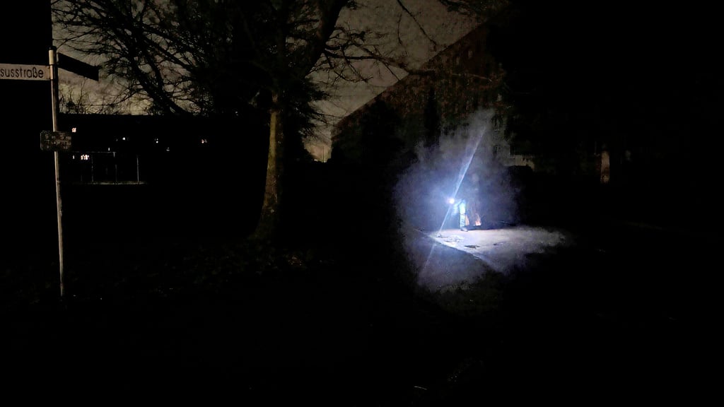 Bei mondloser Dunkelheit können Passanten den nordwestlichen Abschnitt der Paracelsusstraße nur noch mit Taschenlampen bewältigen. 