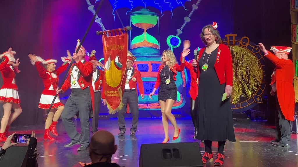 Präsidentin Bianca Tönnies begrüßt mit den Ottojanern und der Funkengarde des Folklore Ensembles die Narren im Magdeburger Amo.