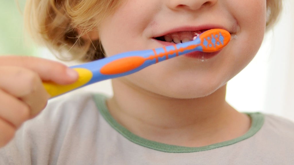 Schutz vor Karies: Kinderzahnpasten mit Fluorid härten den Zahnschmelz und beugen Schäden vor.