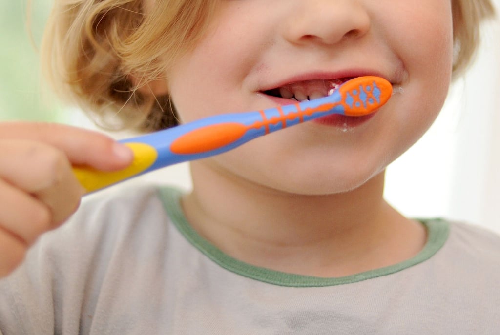 Schutz vor Karies: Kinderzahnpasten mit Fluorid härten den Zahnschmelz und beugen Schäden vor.