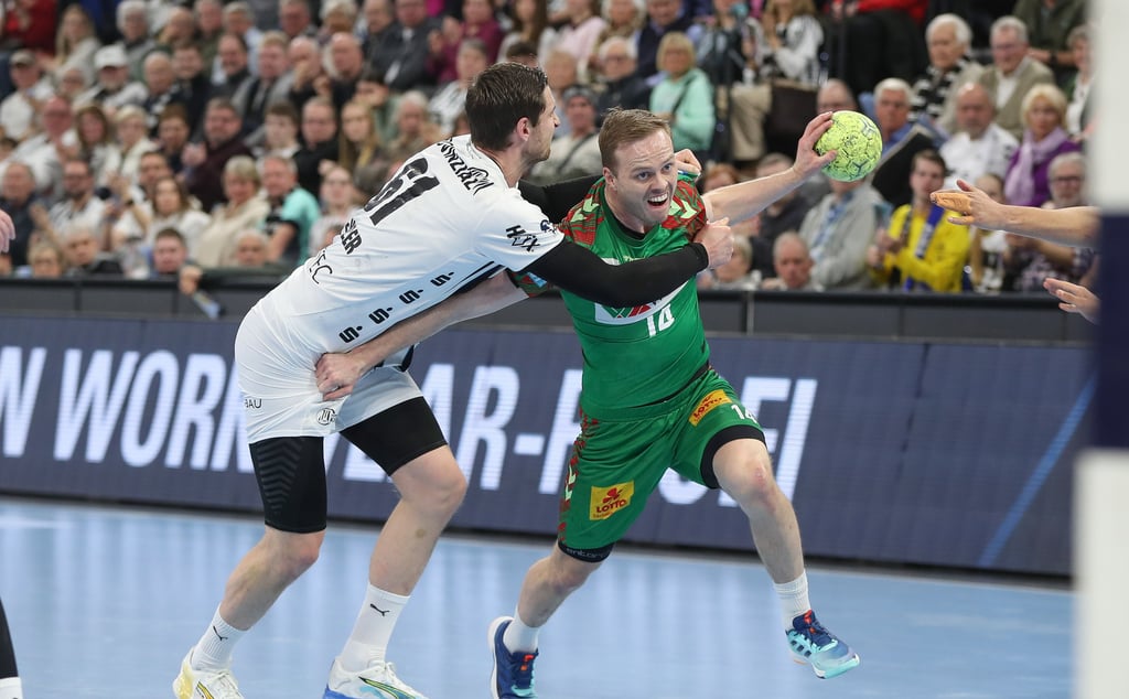 In Kiel fehlten dem SCM auch einige Tore von Omar Ingi Magnusson (hier im Duell mit Hendrik Pekeler/l.). In der Champions League ist der Isländer aber mit 64 Toren und einer Wurfquote von 81 Prozent einer der Erfolgsgaranten.