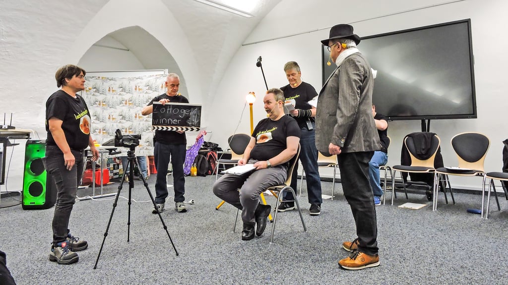 Gleich fällt beim  Besuch der  Heimerer   Schule   in Torgau die  nächste  Klappe.  Marco Schneider (sitzend) wartet auf die  Regieanweisungen. 