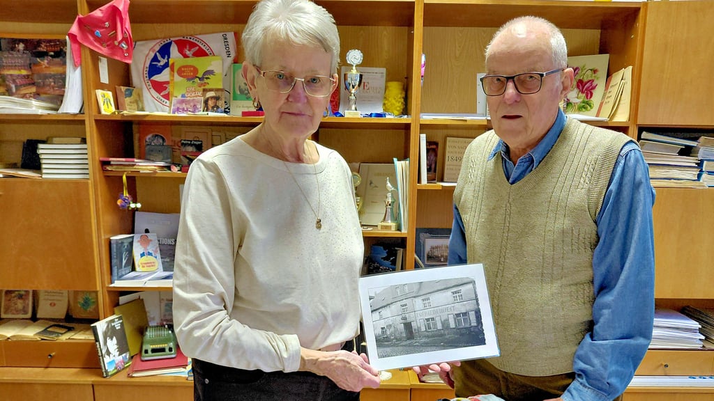 Christiane und Klaus Tretbar besuchen gern die  Heimatstube in Bornitz.   Denn damit sind viele persönliche Erinnerungen verbunden.  Joachim Schramm, der  Vater von Christiane Tretbar,  war  Prinz beim Bornitzer Karneval.  Die alten Unterlagen darüber haben sie der Heimatstube gegeben.    