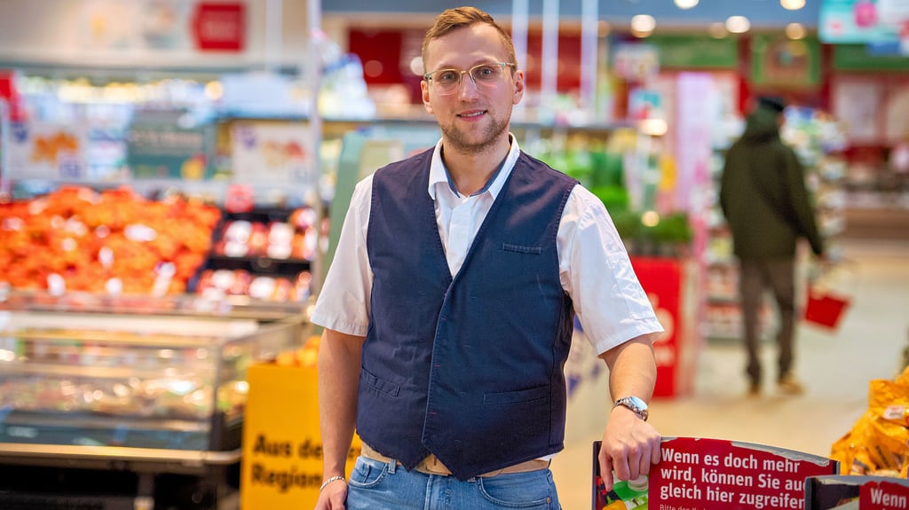 Der 29-jährige Eike Rosenberger leitet seit Oktober den Rewe-Supermarkt in Naumburg und setzt im Einzelhandel auf Kundenservice und Personalführung.