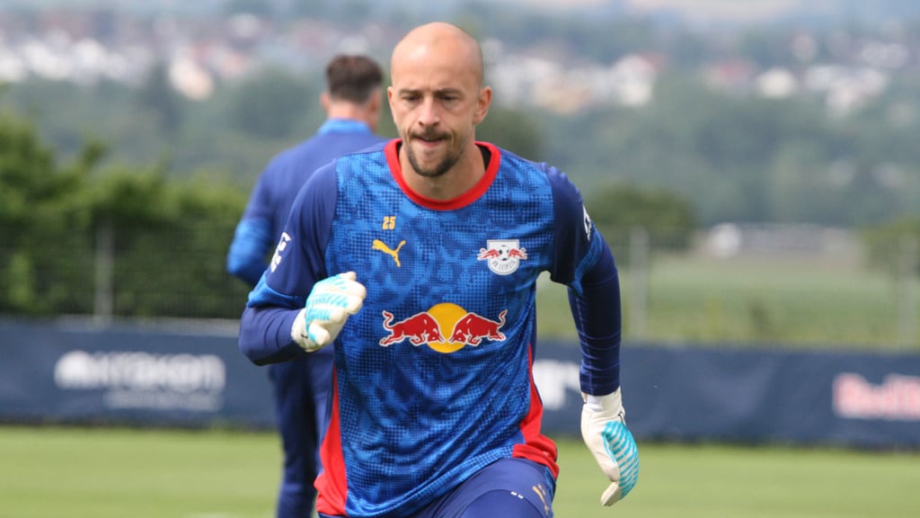 Leopold Zingerle ist dritter Torwart mit RB Leipzig, kommt dort aber nicht zum Einsatz.