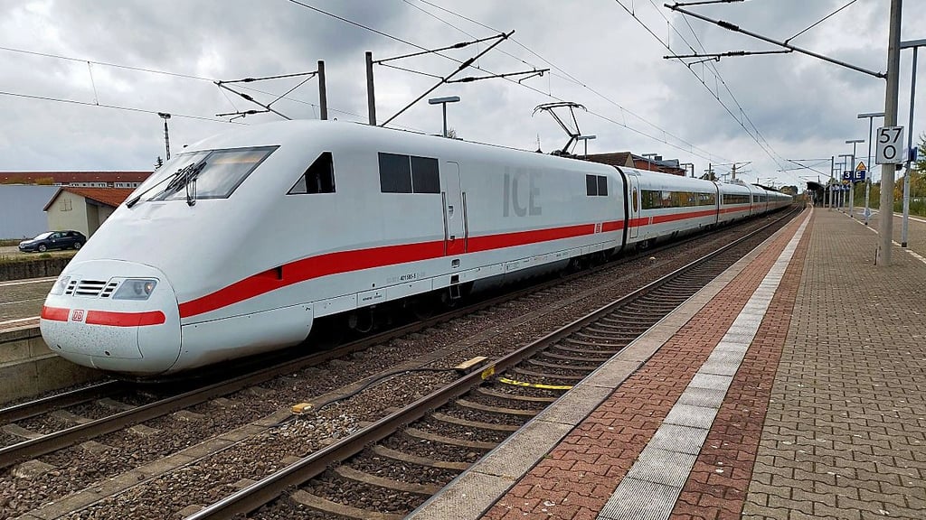 Ein ICE hält am Bahnhof Salzwedel. 