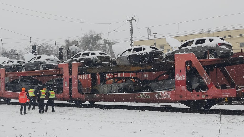 Am Montagabend, 16. Februar 2026, brannte ein Güterzug in Magdeburg-Sudenburg. Mehrere Autos wurden beschädigt. 