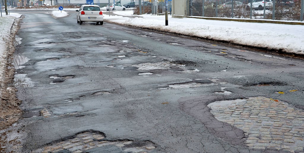 Die Bernburger Straße in Staßfurt, eine Landesstraße, ist felgenschonend nur noch im Slalom zu befahren.