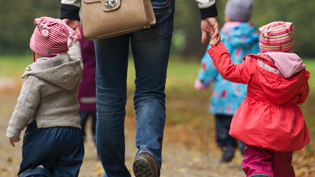 Betreuung durch eine Tagesmutter darf kein kostenrelevanter Luxus sein, fordern die Hettstedterinnen Daniela Bänsch und Nancy Franz.