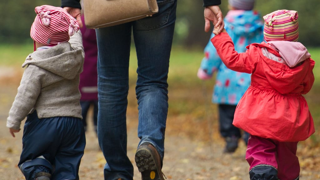 Betreuung durch eine Tagesmutter darf kein kostenrelevanter Luxus sein, fordern die Hettstedterinnen Daniela Bänsch und Nancy Franz.