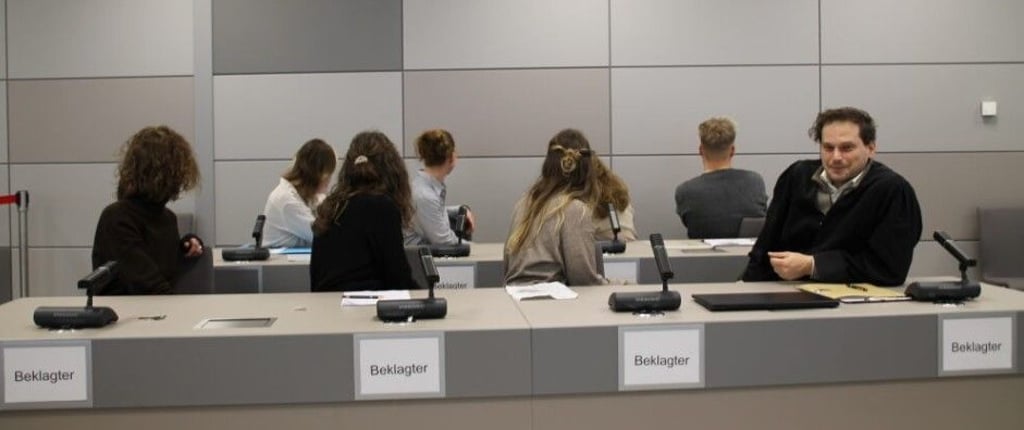 Die sieben Mieter aus der Wohngemeinschaft und ihr Anwalt: Bei der Verhandlung im Amtsgericht mussten sie anwesend sein.