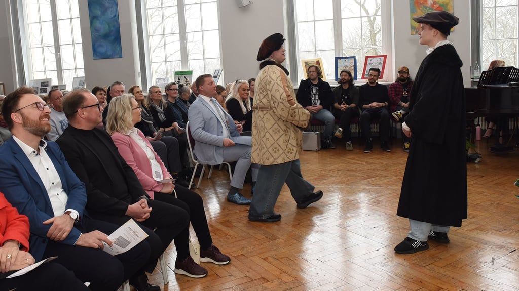 Martin Luther und der Mansfelder Graf Albrecht IV. eröffneten mit einer kleinen Spielszene den Festakt im Eisleber Martin-Luther-Gymnasium.    