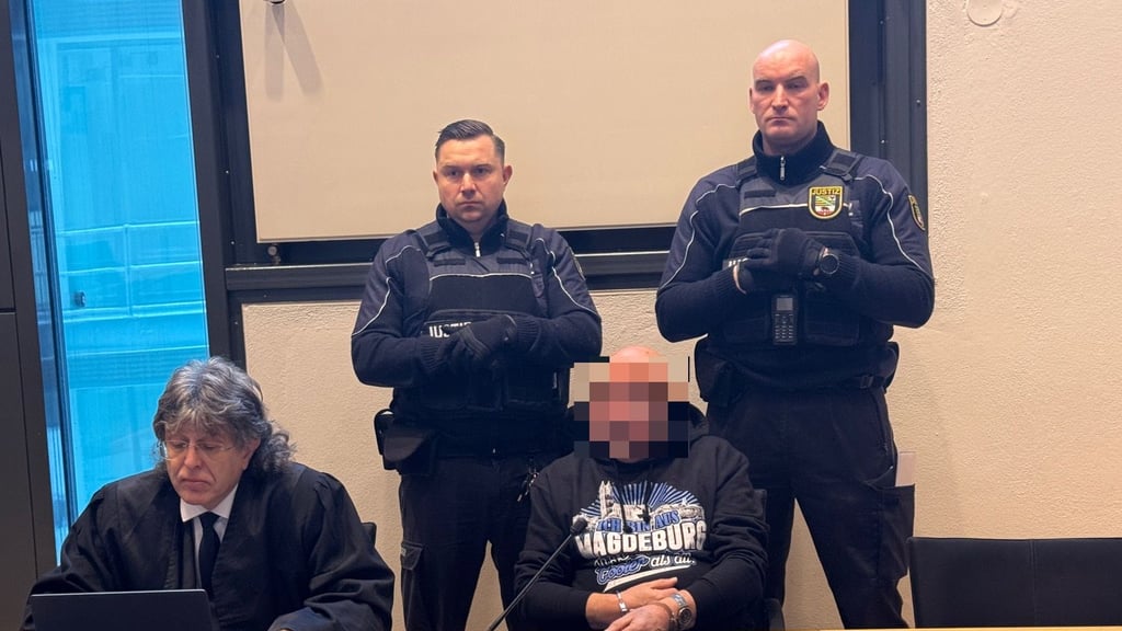 Der Angeklagte im „Magdeburg“-Kapuzenpullover hat neben seinem Verteidiger Platz genommen.