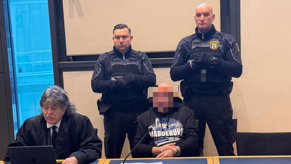 Der Angeklagte im „Magdeburg“-Kapuzenpullover hat neben seinem Verteidiger Platz genommen.