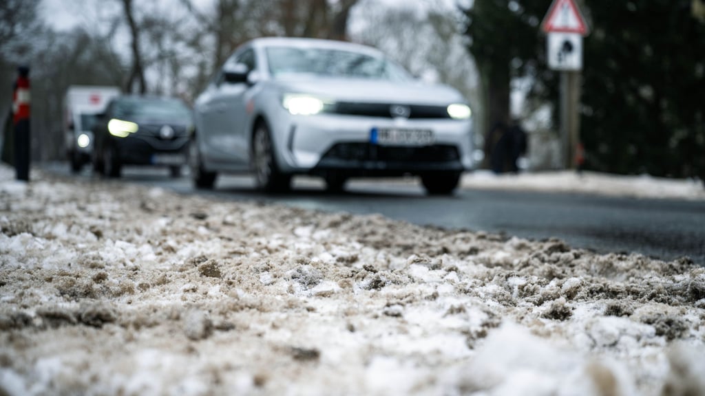 Die Plusgrade gehören wieder der Vergangenheit an: Diese Woche startet mit Schneefall und glatten Straßen.