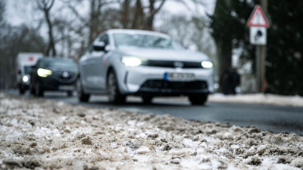 Die Plusgrade gehören wieder der Vergangenheit an: Diese Woche startet mit Schneefall und glatten Straßen.