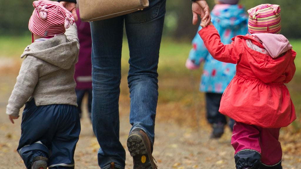 Betreuung durch eine Tagesmutter darf kein kostenrelevanter Luxus sein, fordern die Hettstedterinnen Daniela Bänsch und Nancy Franz.