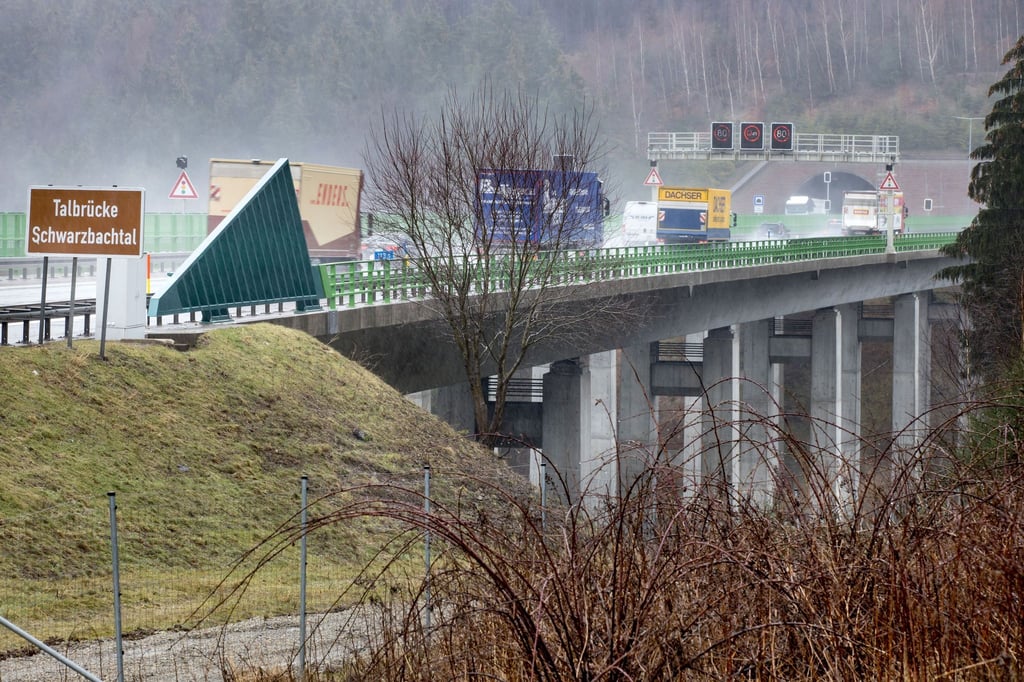 In den Tunneln an der Thüringer-Wald-Autobahn werden am Donnerstag Fahrspuren gesperrt. (Archivbild)