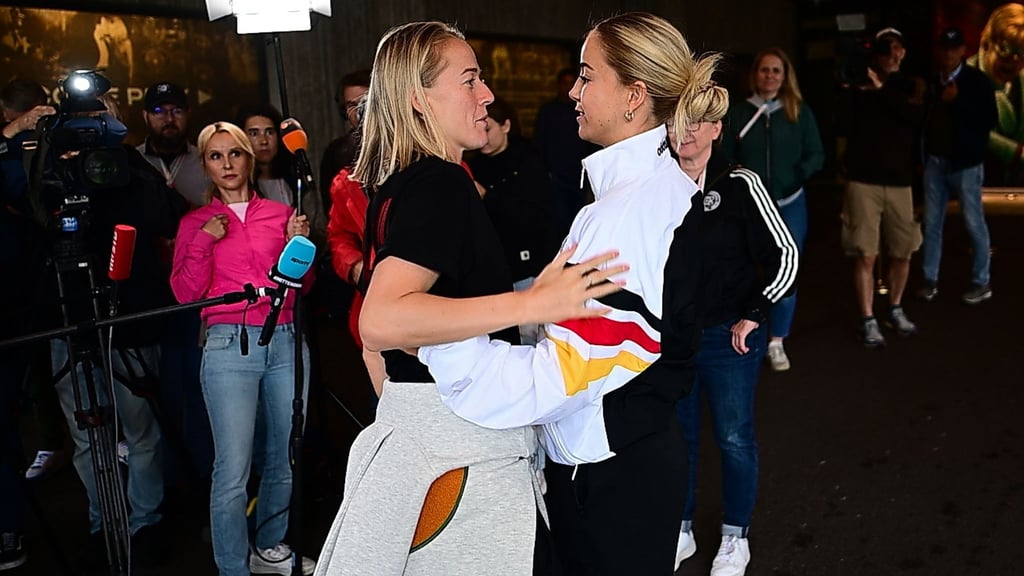 Lea Schüller (l) kehrt ins DFB-Team zurück.