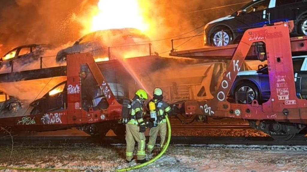 Am Montagabend, 16. Februar 2026, brannte ein Güterzug in Magdeburg-Sudenburg. Mehrere Autos wurden beschädigt.