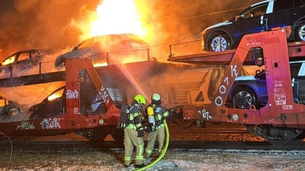 Am Montagabend, 16. Februar 2026, brannte ein Güterzug in Magdeburg-Sudenburg. Mehrere Autos wurden beschädigt.