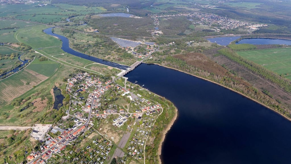 Ein Teil der Gemeinde Muldestausee aus der Vogelperspektive