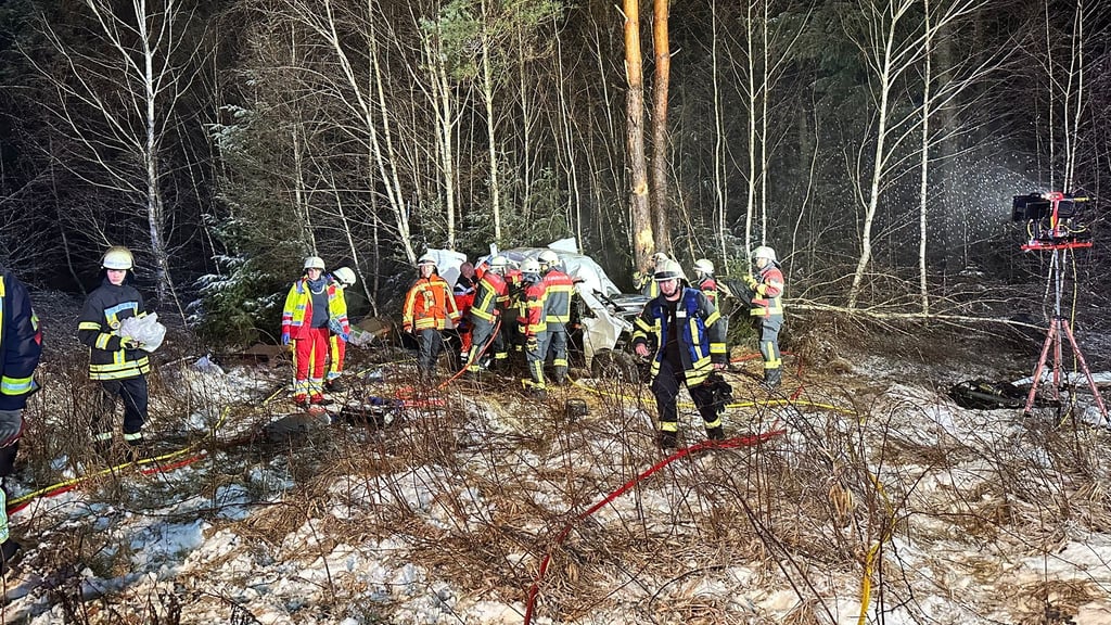 In Höhe vom Rastplatz "Wüstenforst" ist ein Kleintransporter von der Autobahn 2 abgekommen. Der Wagen kam in einem Waldstück zum Stehen, der Fahrer wurde schwer verletzt gerettet.