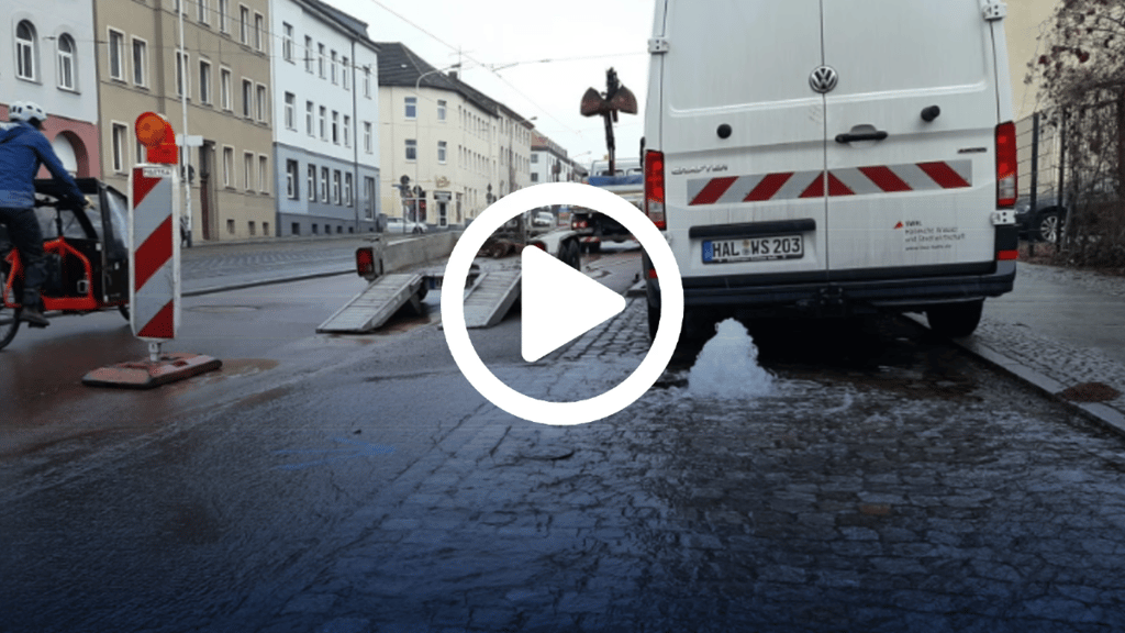 Ein Wasserrohrbruch beschäftigt die Mitarbeiter der Halleschen Stadtwirtschaft am Mittwoch auf der Reilstraße.