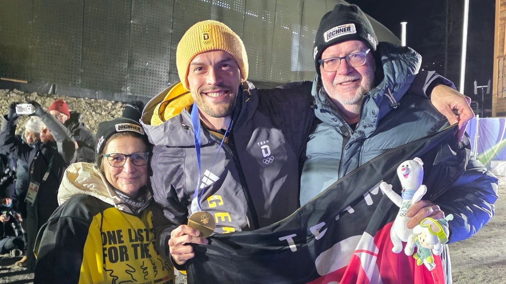Ein kurzer Moment in Familie: Bobfahrer Georg Fleischhauer nach seinem Olympia-Sieg in Cortina mit Vater Ralf Fleischhauer und Stiefmutter Gudrun.