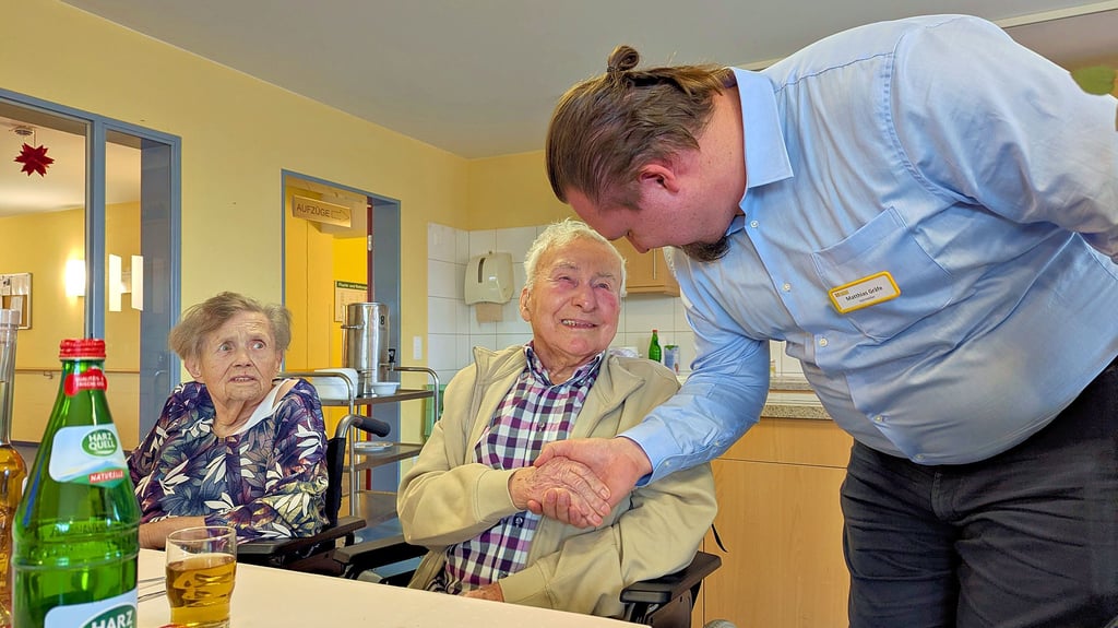 Letzten Sommer zogen die Maiwalds von Tollwitz ins Pflegezentrum nach Bad Dürrenberg. Am Mittwoch gratulierte auch ASB-Heimleiter Matthias Gräfe zum 70. Hochzeitstag. 
