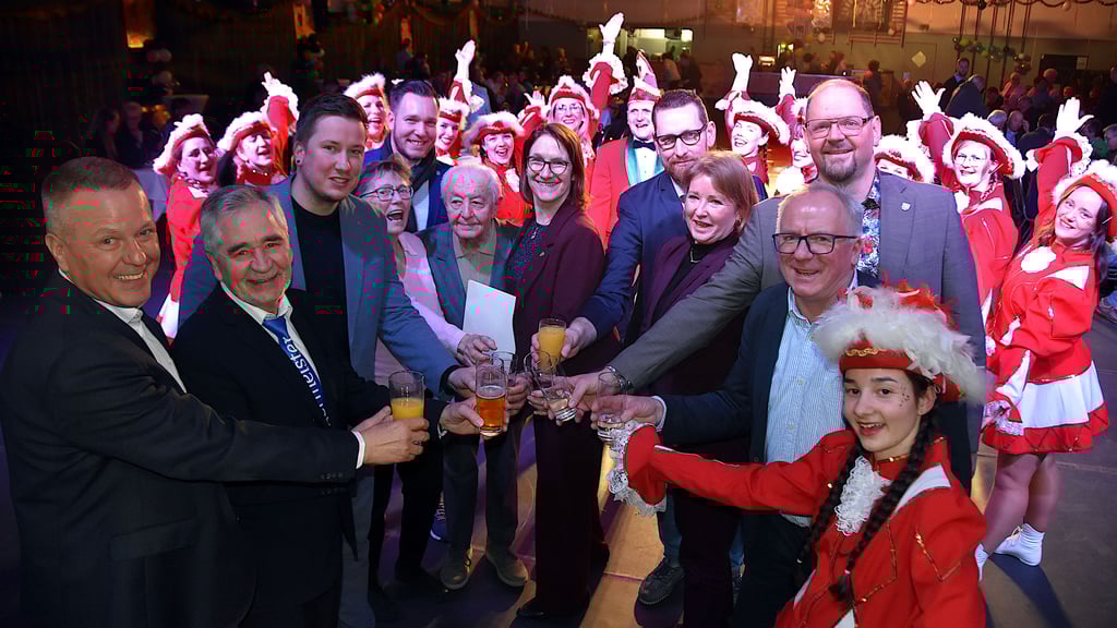 Auf ein erfolgreiches Jahr stoßen an: Haldenslebens Bürgermeister Bernhard Hieber (v.l.), Calvördes Bürgermeister Hubertus Nitzschke, Landtagsabgeordneter Tim Teßmann, Marc Blanck, Bürgermeister von Oebisfelde-Weferlingen, Ehepaar Erika und Reinhard Rücker, beide ehemalige Hausärzte, Bundestagsabgeordnete Franziska Kersten, Tim Krümmling, Bürgermeister der VG Flechtingen, Bürgermeisterin Anke Kaphammel aus Braunschweig, Börde-Landrat Martin Stichnoth, Bernd Fritzsche, Mitglied im Calvörder Rat und Theresa Zinn vom Calvörder Karnevalsclub. 