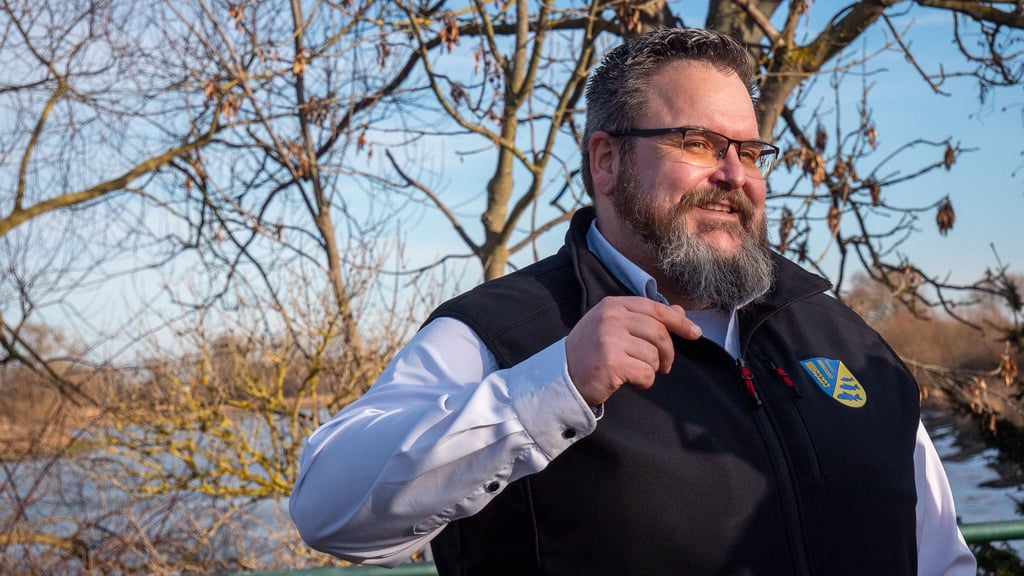 Parchaus Ortsbürgermeister Eric Costines führte den Rundgang an, auf dem es natürlich auch zum Parchauer See ging.