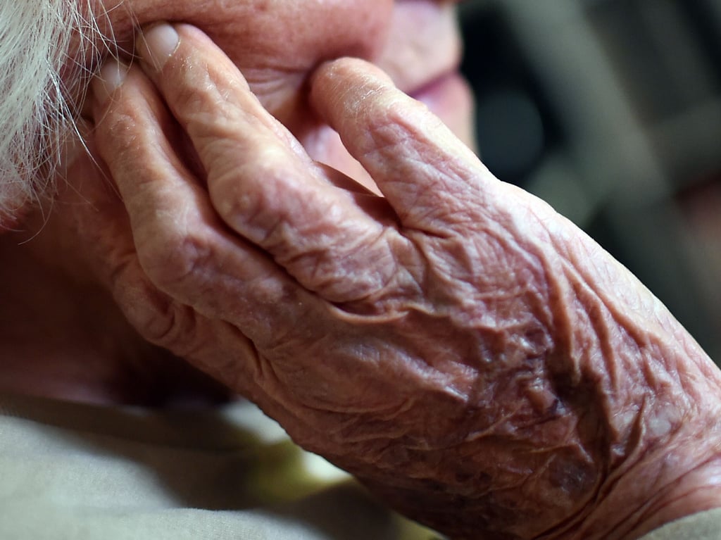 Eine alte Frau stützt ihren Kopf auf die rechte Hand: 2023 gab es 56.000 Menschen mit einer Demenzerkrankung in Sachsen-Anhalt - 41 Prozent mehr als zehn Jahre zuvor. 